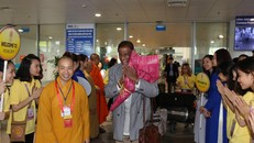 Bộ trưởng Bộ Phật giáo Sri Lanka Gamini Jayawickrema cảm động trước sự đón tiếp nồng hậu của Phật giáo nước chủ nhà tại sân bay sáng 11/5. (Ảnh: PV/Vietnam+)