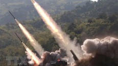 Các vật thể bay rời khỏi bệ phóng rocket trong cuộc diễn tập của các đơn vị phòng vệ Quân đội Nhân dân Triều Tiên ở phía Tây nước này, ngày 9/5/2019. (Ảnh: AFP/TTXVN)