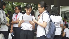 Học sinh Đà Nẵng trao đổi cách làm bài sau khi kết thúc giờ làm bài thi môn Toán vào lớp 10 năm 2018. (Ảnh: P. Thủy). 