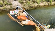 Xác lợn chết bỏ trong bao tải nổi trên kênh.