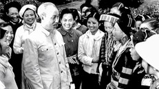 Chủ tịch Hồ Chí Minh và đồng bào các dân tộc