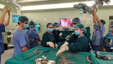 Các BS trong ca phẫu thuật cắt thuỳ phổi nội soi một đường rạch