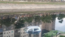 Hiện trường vụ việc xe ôtô 4 chỗ bất ngờ trượt xuống sông Tô Lịch. (Ảnh: Sơn Bách/Vietnam+)