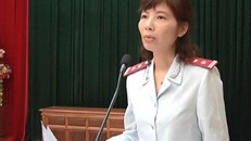 Bà Nguyễn Thị Kim Anh trong buổi công bố Quyết định thanh tra của thanh tra Bộ Xây dựng tại trụ sở UBND huyện Vĩnh Tường (tỉnh Vĩnh Phúc) vào sáng ngày 10/4 