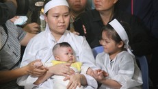 Vợ và 2 con của Thiếu tá Lê Xuân Trường tại đám tang