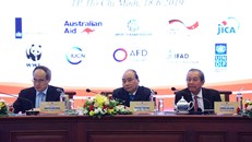 Thủ tướng Nguyễn Xuân Phúc, Phó thủ tướng Trương Hòa Bình và Bí thư Thành ủy TP.HCM Nguyễn Thiện Nhân tại hội nghị. Ảnh: Quảng Bình.