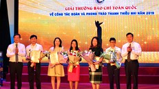 Bí thư thứ nhất Trung ương Đoàn Lê Quốc Phong, Phó Trưởng ban Dân vận Trung ương Bùi Tuấn Quang trao giải Nhất cho tác giả và nhóm tác giả.