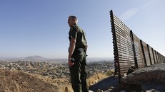 Nhân viên tuần tra biên giới Mỹ tại biên giới với Mexico. Ảnh: AP