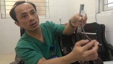 Bác sỹ Toàn kể lại 7 phút "chiến đấu" để cứu mạng sống của cháu bé Kh. khi tim đã ngừng đập, tuần hoàn đã ngừng do hóc thạch.