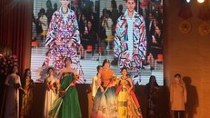 Áo dài và Hanbok cùng xuất hiện trên sân khấu Passion Show in Hanoi. Nguồn: kinhtedothi