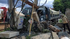 Ôtô tải tông sập trạm biến áp sau khi va chạm với xe máy. Ảnh: Minh Lộc.