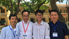 Một thí sinh (thứ 2 từ phải sang) ở điểm thi Trường THPT Hậu Lộc 1, Thanh Hóa mong đỗ vào Trường ĐH Bách khoa Hà Nội