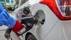 Sau 3 lần điều chỉnh giảm, giá xăng đã tăng từ 16h30 chiều nay. Ảnh minh họa: Hoàng Đông.