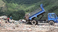 Mỗi ngày bãi rác Khánh Sơn nhận khoảng 1.100 tấn rác. Ảnh: N.Ð