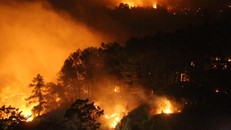 Ngọn lửa bùng phát dữ dội cháy rừng ở Hương Sơn, Hà Tĩnh