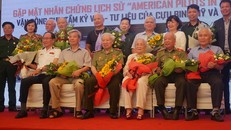 Ban Tổ chức tặng hoa tri ân các nhân chứng tiêu biểu và mẹ Doãn Thị Ngọc Trâm (thân mẫu anh hùng liệt sĩ Đặng Thùy Trâm).