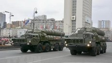 Hệ thống tên lửa phòng không S-400 của Nga tại lễ diễu binh nhân kỷ niệm Ngày Chiến thắng ở Moskva ngày 9/5 vừa qua. (Ảnh: THX/TTXVN)