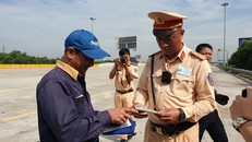 CSGT dừng xe kiểm tra giấy tờ của lái xe container trên tuyến cao tốc Hà Nội - Hải Phòng. Ảnh: Văn Huế.