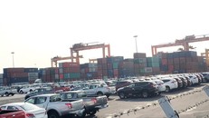 Ô tô nhập khẩu về Việt Nam chủ yếu qua cảng Hải Phòng và TP.HCM. Ảnh: Tuấn Nguyễn