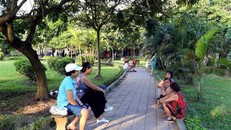 Người dân thủ đô đến các công viên, bờ hồ... hóng mát sau một ngày nắng nóng gay gắt trên 40 độ C. (Ảnh: Danh Lam/ TTXVN)