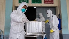 Chuyển thi thể một bệnh nhân tử vong do mắc cúm H1N1 tại Yangon, Myanmar, ngày 22/6/2019. (Nguồn: AFP/TTXVN)