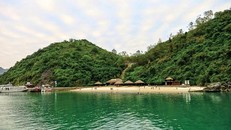 Bãi tắm Soi Sim là một trong hai bãi tắm hấp dẫn nhất của vịnh Hạ Long.