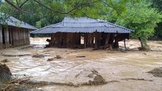Lũ cuốn trôi nhà tại huyện Quan Sơn
