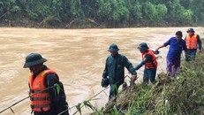 Cán bộ, chiến sĩ Bộ Chỉ huy quân sự tỉnh Thanh Hóa tìm kiếm người mất tích dọc sông Luồng ở huyện Quan Sơn. (Ảnh: Báo Thanh Hóa).