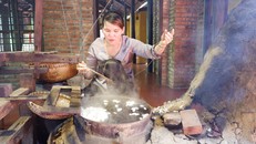 Nghệ nhân Quảng Nam trình diễn nghề ươm tơ dệt lụa - Ảnh: VGP/Lưu Hương