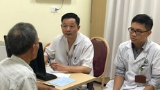 Phó giáo sư Đỗ Trường Thành khám cho một bệnh nhân. (Ảnh: PV/Vietnam+)