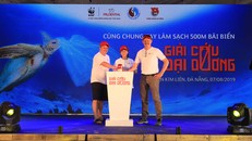 Đại diện Prudential Việt Nam, WWF Việt Nam và Chi cục Bảo Vệ Môi Trường Tp. Đà Nẵng khởi động sự kiện Giải Cứu Đại Dương
