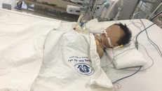 Bé trai nguy kịch sau khi uống thuốc hạ sốt paracetamol liều người lớn 500mg/lần