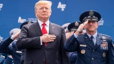 Tổng thống Donald Trump và Tham mưu trưởng không quân Mỹ David Goldfein (phải) - Ảnh: Nhà Trắng