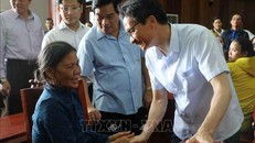 Phó Thủ tướng Vũ Đức Đam ân cần thăm hỏi sức khỏe, đời sống của nạn nhân chất độc da cam/dioxin huyện Đông Hòa. Ảnh: Phạm Cường/TTXVN