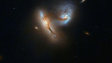 Bức ảnh hiếm được NASA ghi lại bằng kính thiên văn Hubble Space, cho thấy hai thiên hà đang xé toạc nhau do lực hấp dẫn và chuẩn bị va chạm. Ảnh: Europian Space Agency/NASA.