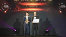 Ông Chu Thanh Hiếu - Tổng GĐ MIK Home (công ty thành viên thuộc Tập đoàn MIKGroup) đại diện MIKGroup nhận giải thưởng The Best life style developer 