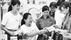 Cán bộ dân số quận Ba Ðình (Hà Nội) tư vấn, hướng dẫn các bạn trẻ biện pháp tránh thai.