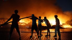 Ngay sau khi xảy ra vụ việc, Công an Hà Nội đã huy động hàng chục xe chữa cháy từ các quận Thanh Trì, Cầu Giấy, Đống Đa, Hà Đông tới hỗ trợ. Lực lượng chức năng đang triển khai đội hình phun nước dập lửa - Ảnh: Nguyễn Ngân.