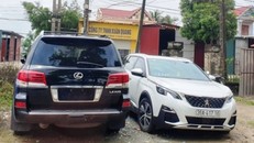 Lexus 570, mang BKS: 36A – 299.99 (đã tháo bỏ biển) và Peugeot mang BKS 36A – 417.16 đang bị công an tạm giữ.