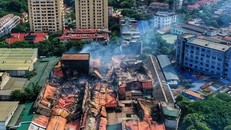 Khói từ nhà kho bốc ra sau vụ cháy