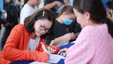 Thí sinh làm thủ tục nhập học vào Trường ĐH Công nghiệp Thực phẩm TP HCM