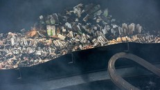 Hàng nghìn chiếc bóng đèn huỳnh quang cháy, vỡ nát tại hiện trường. Ảnh: Việt Linh.