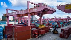 Hàng hóa được xếp tại cảng ở Vũ Hán, tỉnh Hồ Bắc, Trung Quốc. (Ảnh: THX/TTXVN)