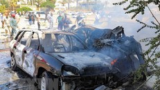 Hiện trường vụ đánh bom xe tại Benghazi, miền đông Libya. (Ảnh: AFP/TTXVN)