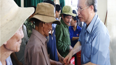 Ông Trần Quốc Vượng thăm hỏi, động viên, trao quà cho các gia đình ở Hà Tĩnh bị ảnh hưởng bởi mưa lũ. Ảnh: BHT