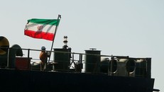 Quốc kỳ Iran được treo cao trên tàu Adrian Darya 1 sau khi tàu này được chính quyền Gibraltar thả tự do.