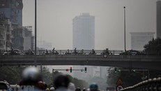 Ngã tư Sở-Trường Chinh-Đại La chìm trong bầu không khí đặc quánh như sương vào sáng 15/9. (Ảnh: Trọng Đạt/TTXVN)