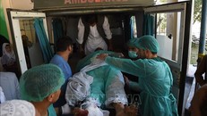 Chuyển nạn nhân bị thương trong vụ đánh bom liều chết ở Kabul, Afghanistan, ngày 17/9/2019. Ảnh: AFP/TTXVN