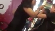 Hình ảnh chủ cửa hàng mắng chửi và đánh nữ sinh viên khi người này đến đòi tiền lương.