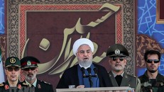 Trong ảnh: Tổng thống Iran Hassan Rouhani (giữa) phát biểu tại lễ diễu binh kỷ niệm cuộc chiến tranh Iran - Iraq, tại Tehran ngày 22/9/2019. (Nguồn: AFP/TTXVN)